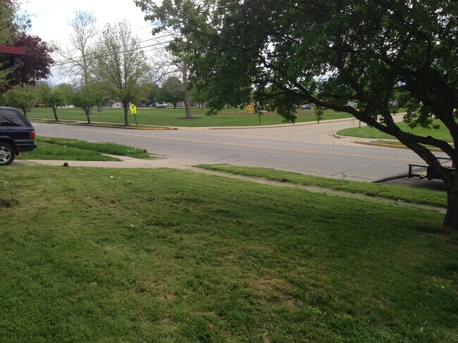 Foto del edificio - Single Family Home located across from the...