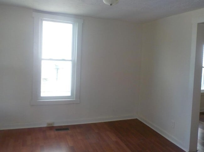 Building Photo - Modern Comfort: 3-Bed, 2-Bath Residence wi...