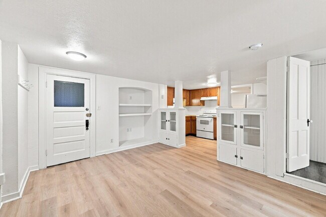 Foto del edificio - $1,595.95 with $300 Off The First Month's Rent, 2 Beds - 1 Bath, Duplex in Denver with Window A/C!