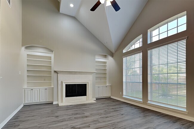 Foto del edificio - 30215 Stoney Plain Dr