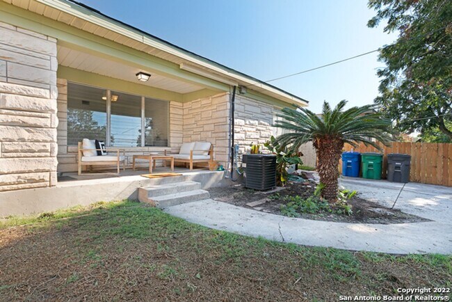 Building Photo - ~~COZY 3BD/2BA HOME! HIGHLANDS HIGH SCHOOL!!~~