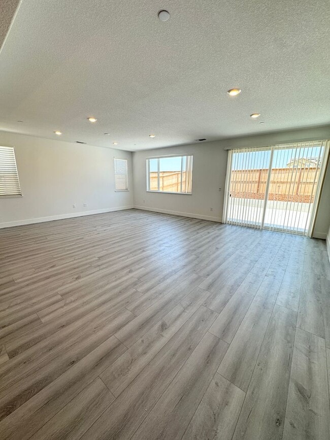 Building Photo - Three Bedroom, Two Bath Single-Story Canyon Solar Home in Folsom SEE VIDEO