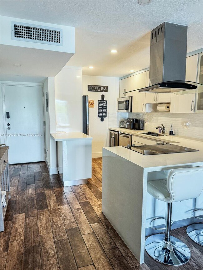 Foto del edificio - 7830 Dickens Ave