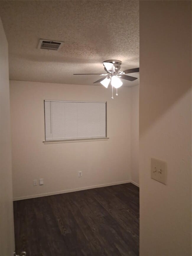 Foto del edificio - 703 Rollingway Dr