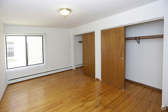 Bedroom - Campus Apartments 700-727 University SE