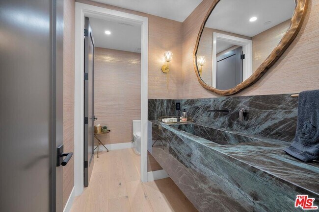 Foto del edificio - 1319 Marinette Rd