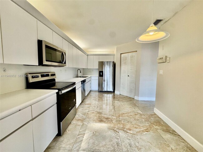 Foto del edificio - 549 Racquet Club Rd