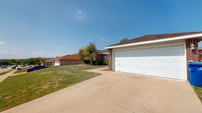 Building Photo - Completely repainted 4 bedroom ALL TILE ho...