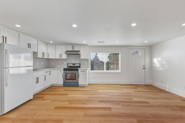 Foto del edificio - 1671 Mono Ave