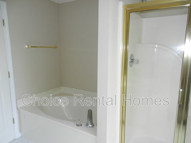 Building Photo - 2211 Summer Ridge Dr