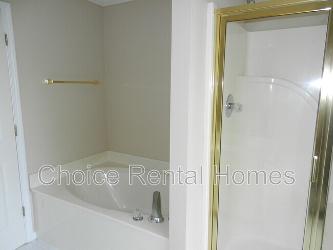 Foto del edificio - 2211 Summer Ridge Dr