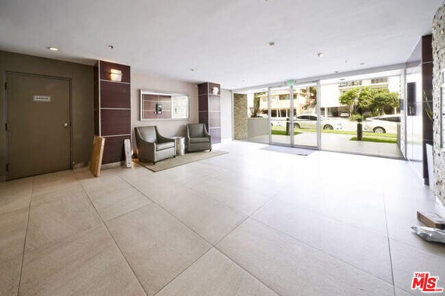 Foto del edificio - 1617 S Beverly Glen Blvd