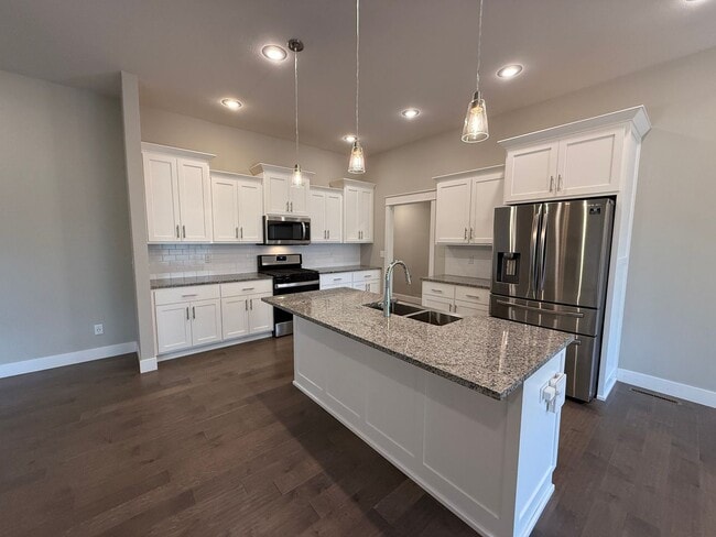 Building Photo - Gorgeous 4Bedroom House, on spacious 2 acres
