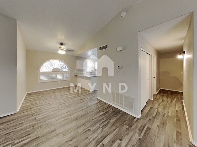 Building Photo - 8027 W Laurel Ln