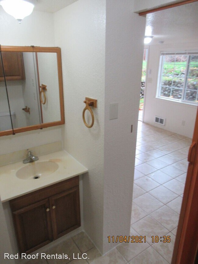 Building Photo - Studio, 1 bath House - 1106 204th St E #4