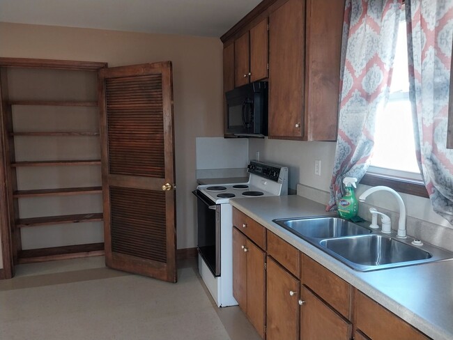 Building Photo - 3 bed,1.5 bath close Coast Guard Base in E...