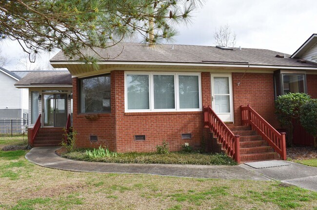 Building Photo - Great Waterfront Brick Home