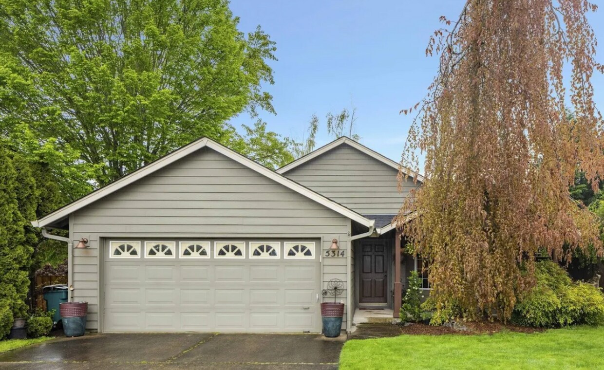 Foto principal - Bright 3 Bed 2 Bath Pet Friendly Ranch Hom...