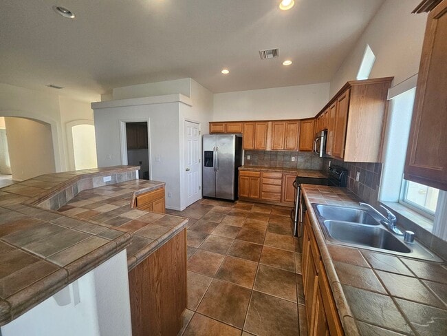 Building Photo - DESERT FOOTHILLS BEAUTY