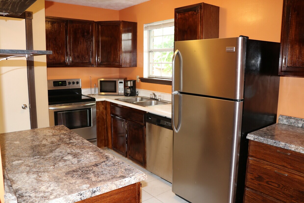 Primary Photo - 2 Bedroom Townhouse with upgraded kitchen ...