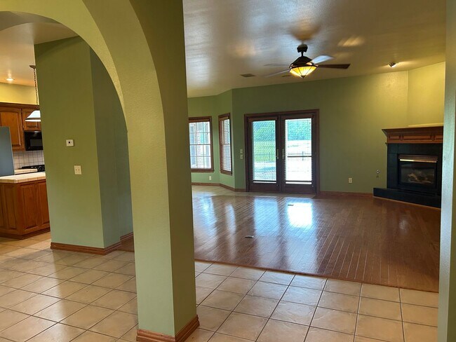 Foto del edificio - Spacious 3BR/3BA Home in Cave Springs with Pool