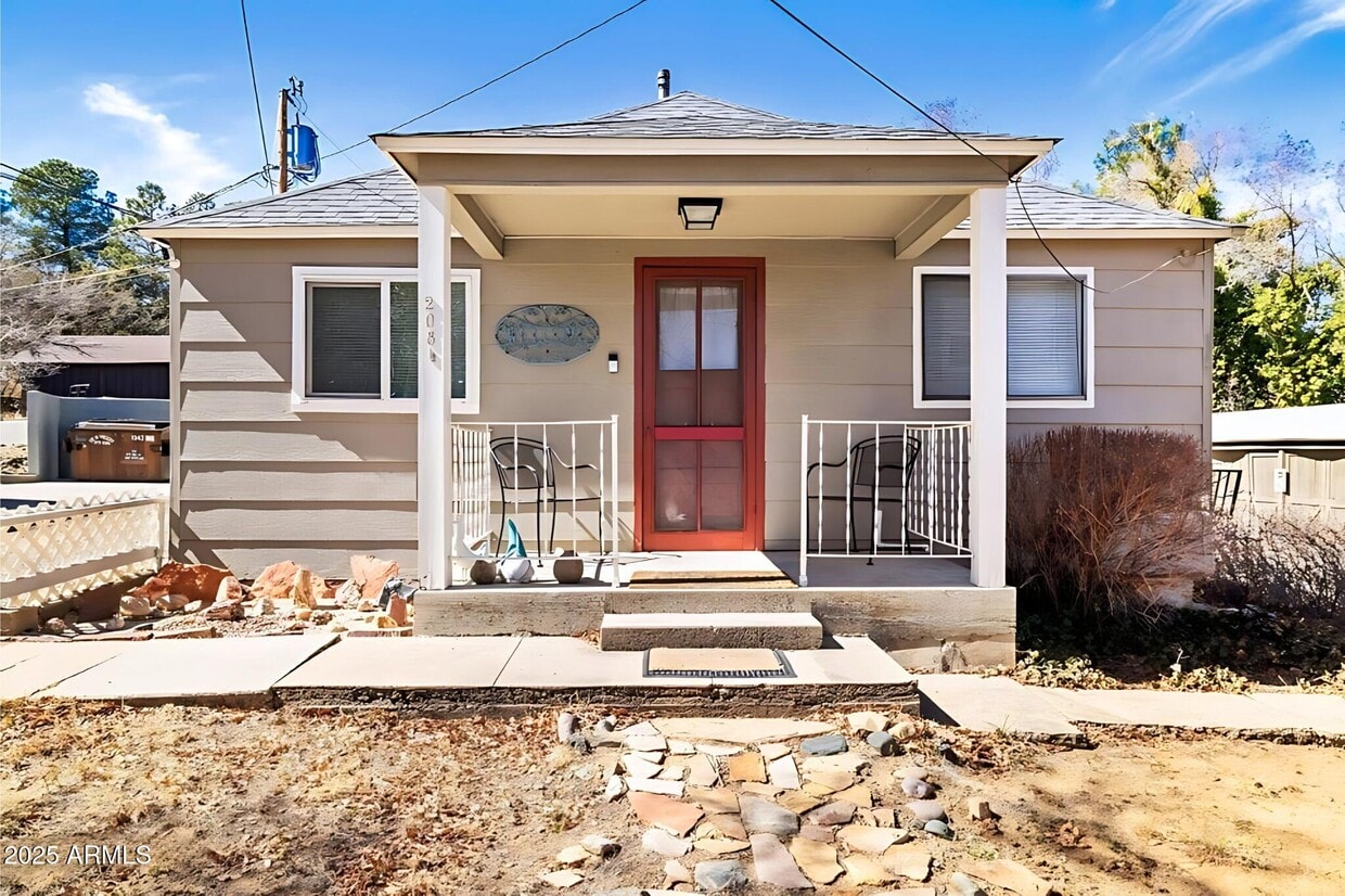 Primary Photo - 208 S Summit Ave