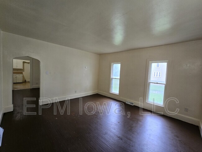 Foto del edificio - 820 Logan Ave