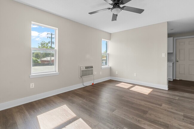 Building Photo - 703 E 106th St