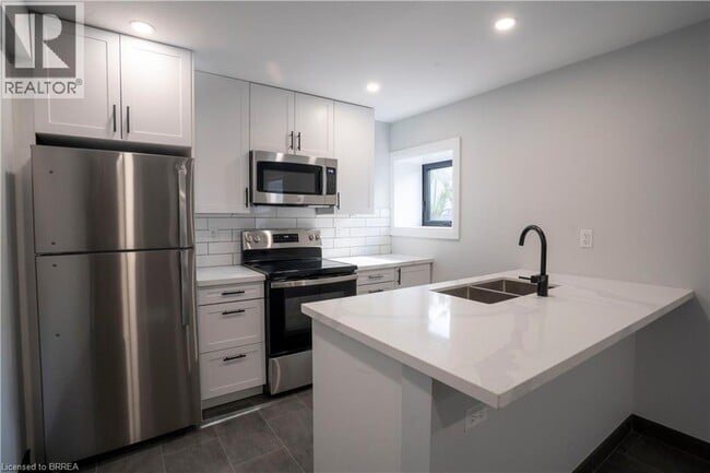 Building Photo - 130 Elgin St