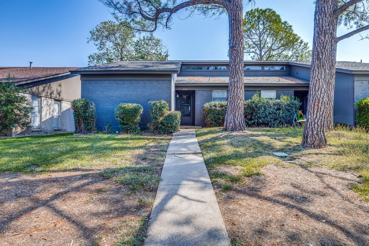 Foto principal - Modern, Renovated Duplex in Arlington, TX