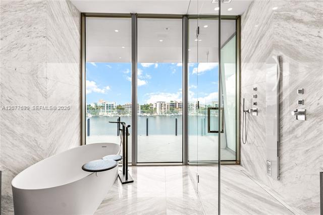 Foto del edificio - 5 Grove Isle Dr