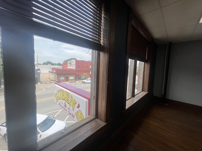 Building Photo - 915 1/2 W Douglas Ave