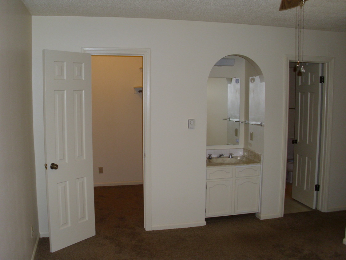 Bedroom w/ walk in closet - 111 S Lakeside