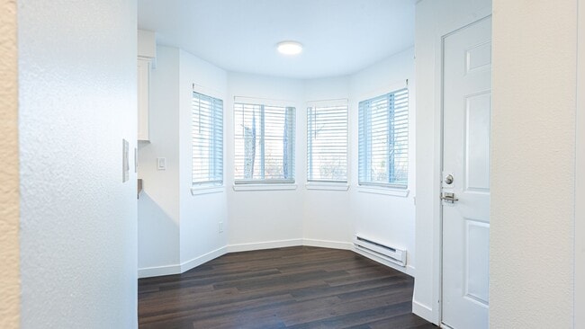 Building Photo - Lakeshore & Lakeview Townhomes