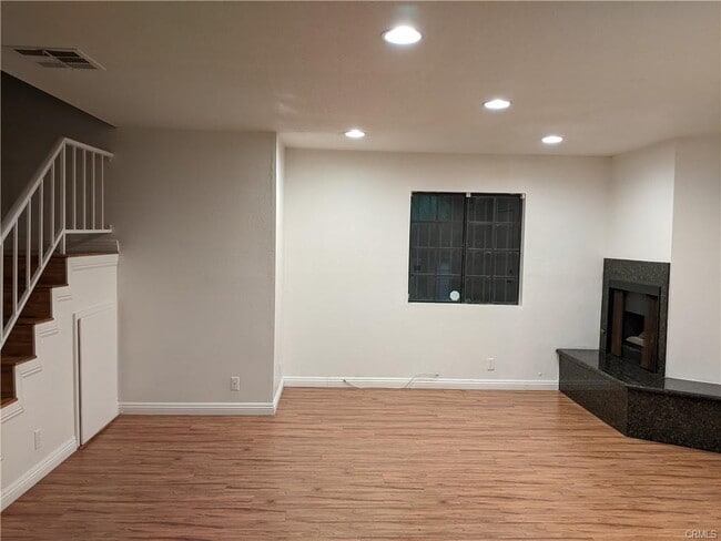 Building Photo - Updated 3br 2.5 bath near shopping & freeways