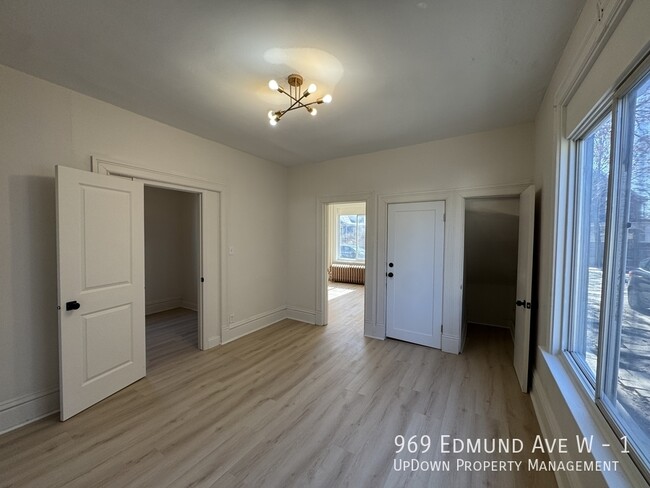 Foto del edificio - 969 Edmund Ave W