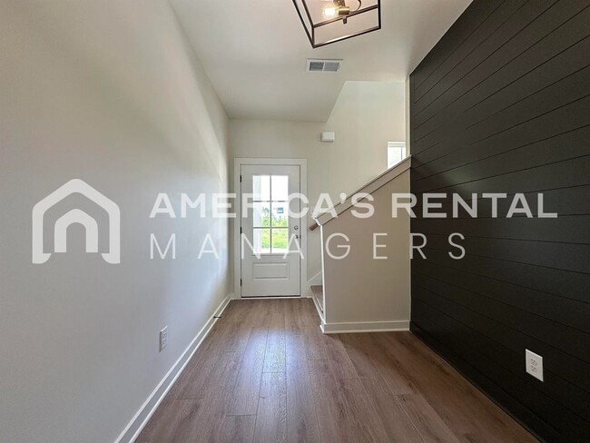 Foto del edificio - Modern Living in Grand River - New Construction End Unit!!