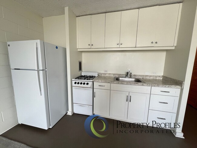 Building Photo - Punahou Gardens Studio - Available Now!