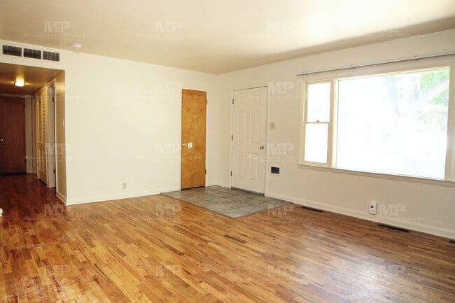 Building Photo - 1024 Glenmoor Dr