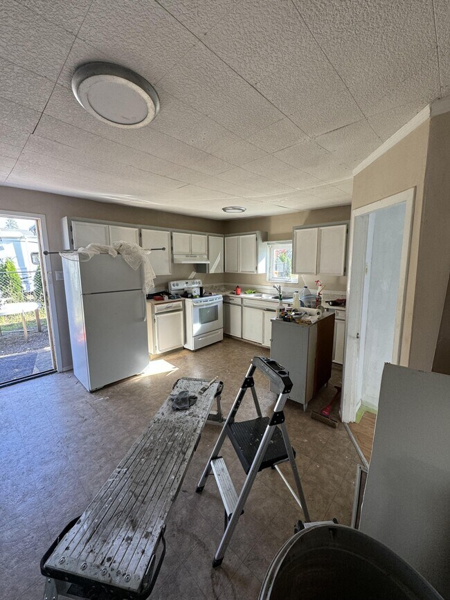 10007 Kalamalka Rd, Coldstream, BC V1B 1L5 House for Rent in