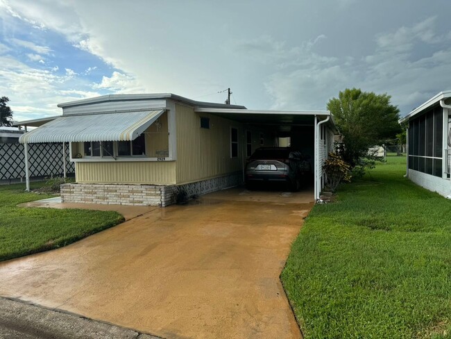 Building Photo - 2929 Saralake Dr S