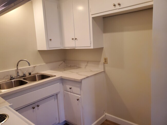 Building Photo - 420 N Monterey St