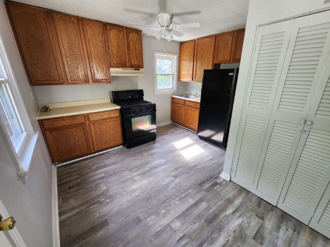 Building Photo - Newly Remodeled 4 bed 1 bath in Pleasant R...