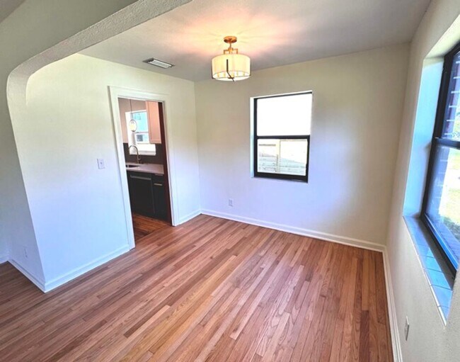 Building Photo - Immaculate, fully remodeled home in the hi...