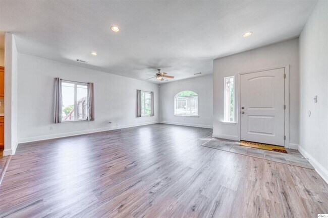 Foto del edificio - Red Bluff 3 bedroom 2 bathroom with 2 car ...