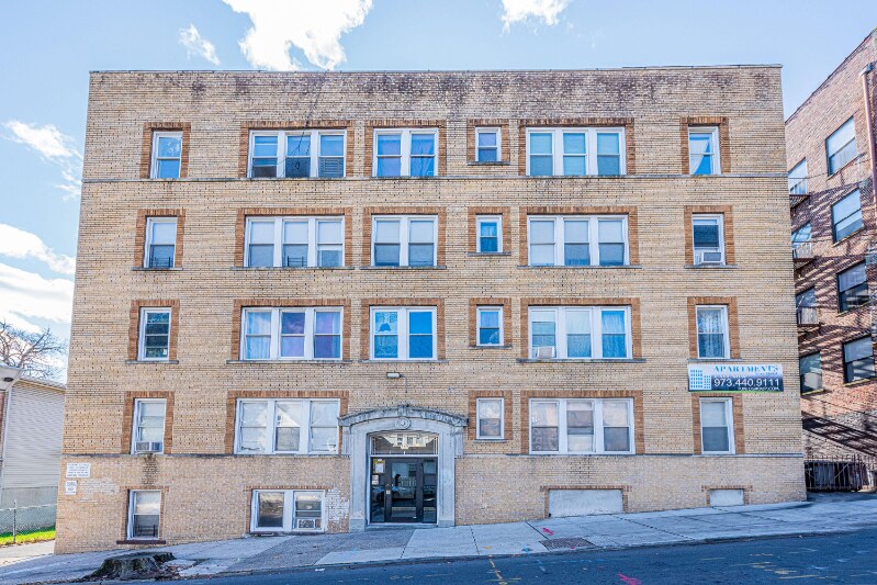 317 William St