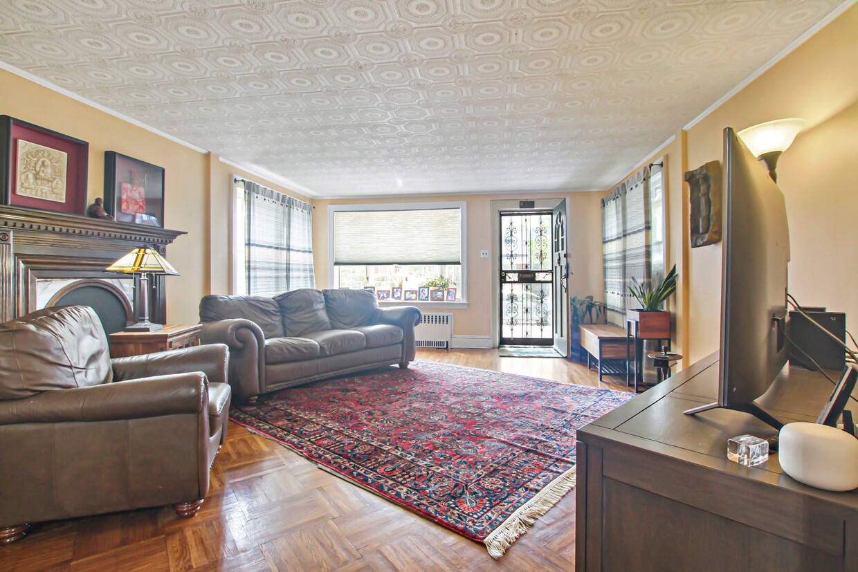 Primary Photo - 69-37 Olcott St