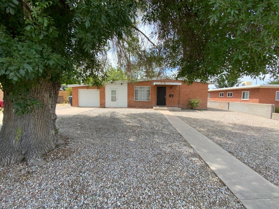 Foto principal - 3 Bedroom Single Story Available Near Coma...