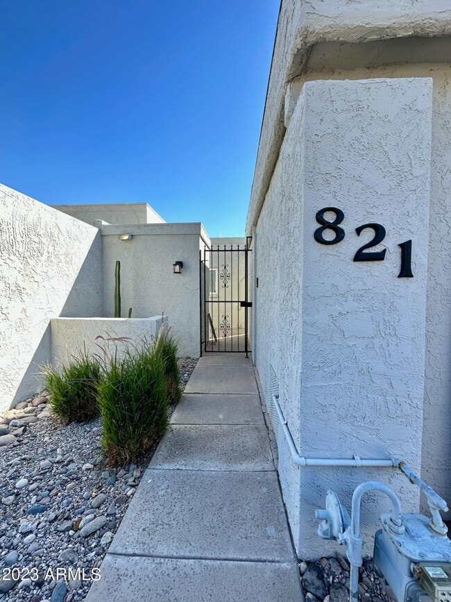 Building Photo - 821 E Orange Dr