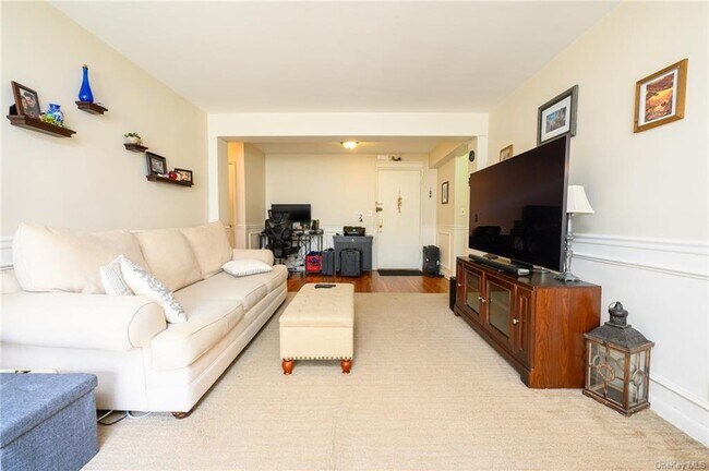 Building Photo - 4 Sadore Ln